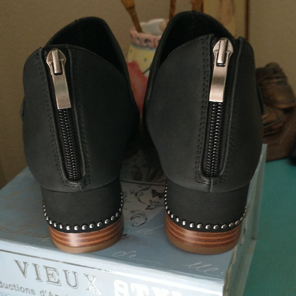NWOT Chic Black Peep-Toe Ankle Boots - Picture 3 of 9